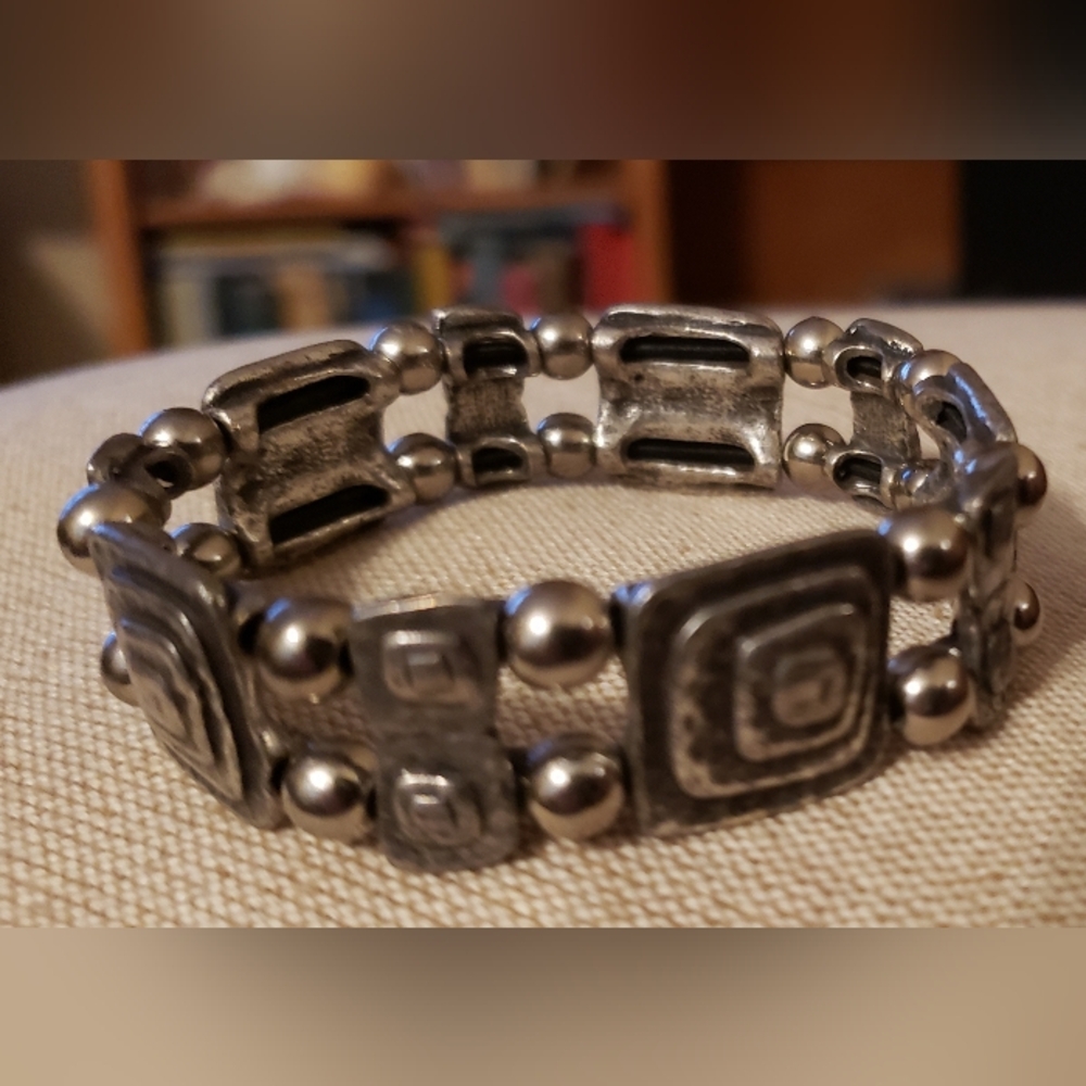 Silver Tone Geometric Modernist Style Stretch Bracelet